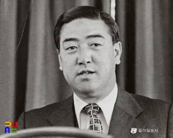 이범석.webp '남조선에 차가 이렇게 많아? 이건 연출이야!'