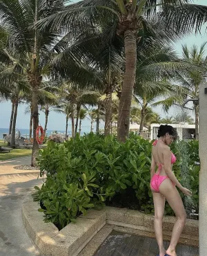 호이안의 여행중 해변에서 샤워중인 처자